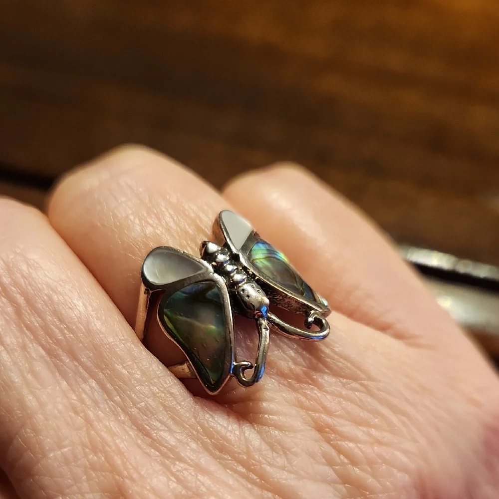 Elegant Sterling Silver Abalone/Mother of Pearl Butterfly Ring - Picture 3 of 9